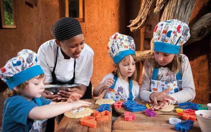 What is the minimum age for kids on a South African Safari?
