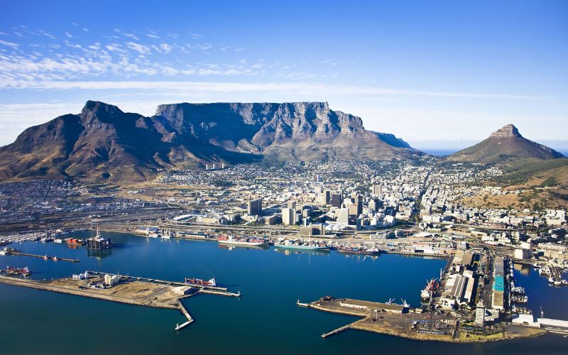 Safari in Cape Town: The iconic Table Mountain allows for walking safaris